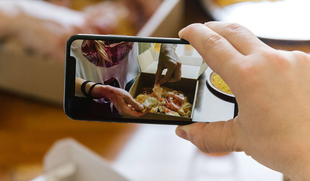Schermo smartphone con l'immagine di una food box.