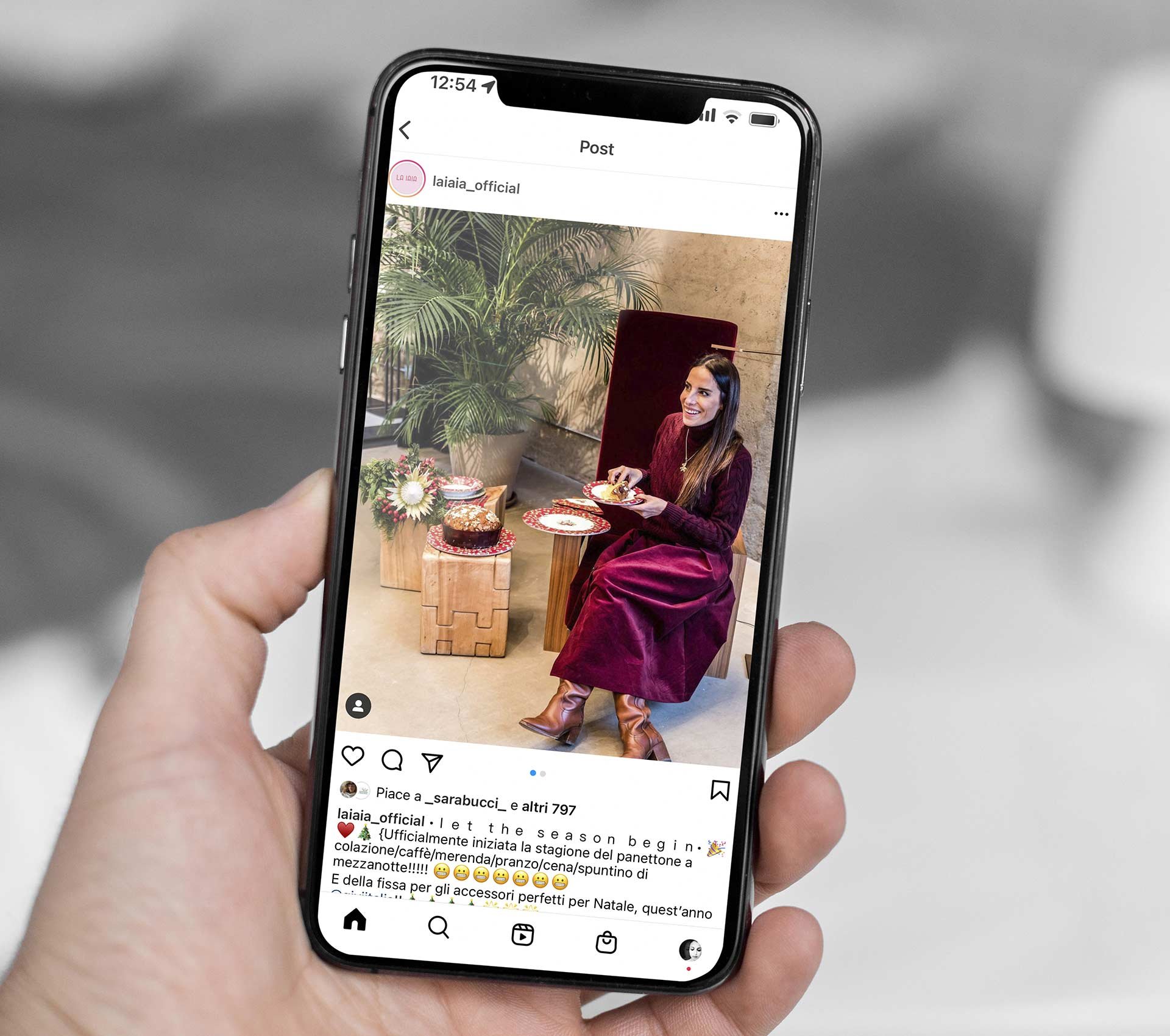 Telefono con schermata di Instagram che illustra un contest, storytelling e contenuti generati dagli utenti per la promozione del brand Telefono con schermata di Instagram che illustra un contest, storytelling e contenuti generati dagli utenti per la promozione del brand