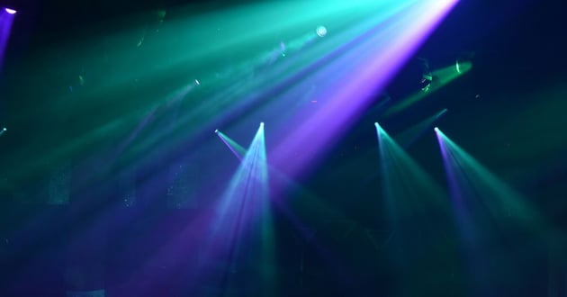 Luci che indicano il lancio Spotlight Fall di Hubspot - HubSpot Data Hub, AI Agents, Trasformazione AI