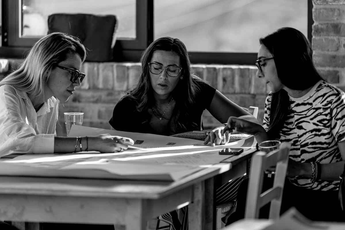 Membri del team Webeing collaborano durante un workshop di strategia marketing