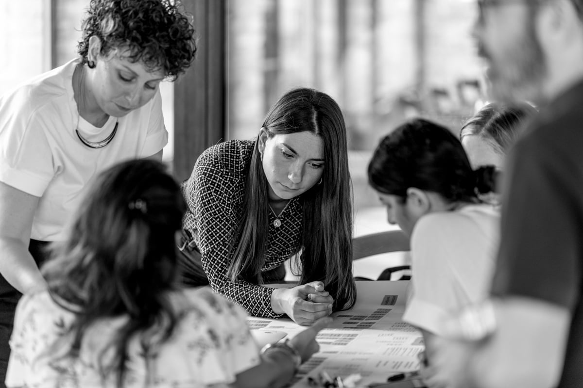 Membri del team che collabora durante un workshop