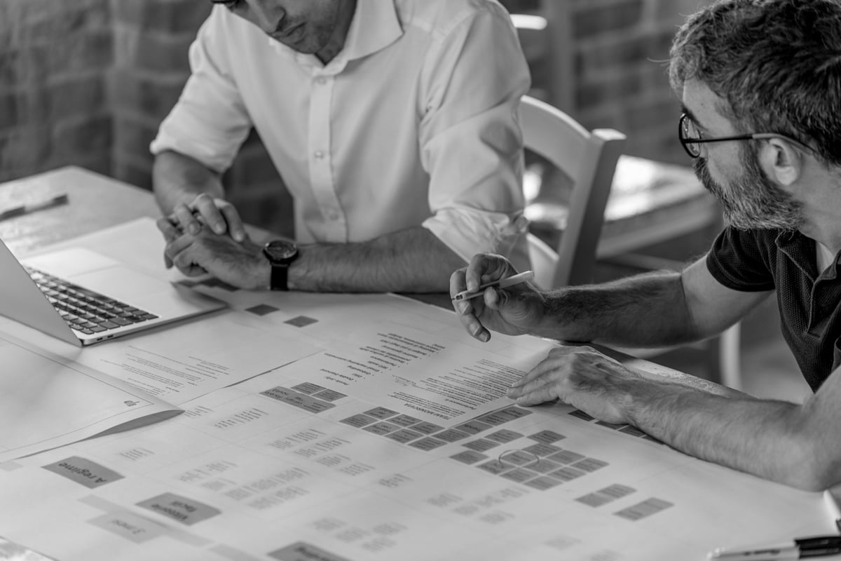 Membri del team di Webeing collaborano durante una riunione, lavorando insieme su strategie di marketing