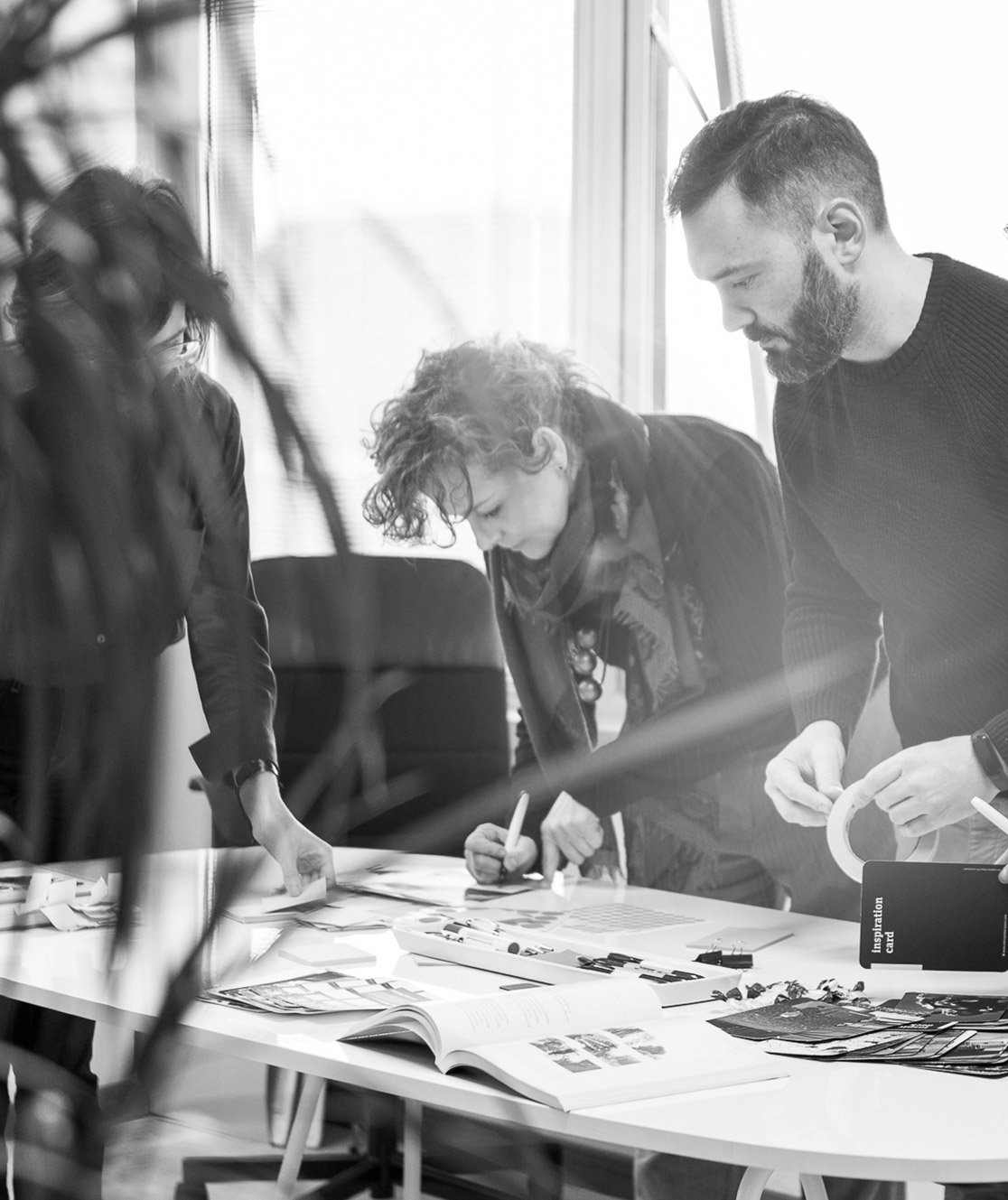 Team impegnato in una sessione di progettazione collaborativa, con brainstorming e confronto strategico per sviluppare soluzioni di marketing